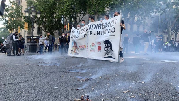 ep petardos en la manifestacion de los trabajadores de nissan en barcelona