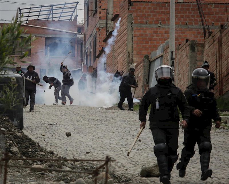 ep policias durante los disturbios en la paz tras la dimision de evo morales
