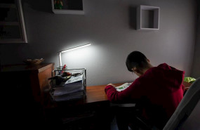 ep un estudiante realiza sus deberes en su habitacion durante el confinamiento por el estado de