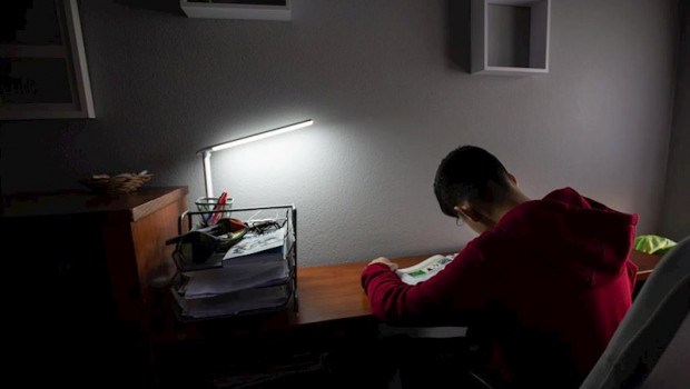 ep un estudiante realiza sus deberes en su habitacion durante el confinamiento por el estado de