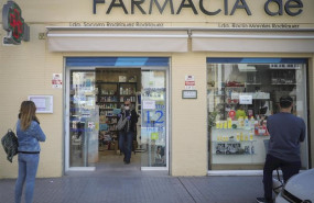 ep un hombre compra en una farmacia abierta por ser esencial durante la limitacion total de