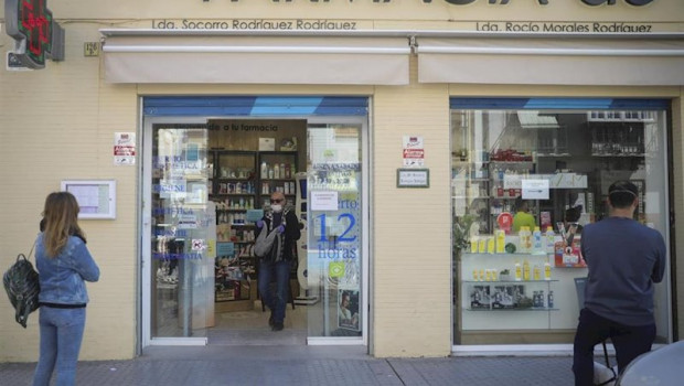 ep un hombre compra en una farmacia abierta por ser esencial durante la limitacion total de