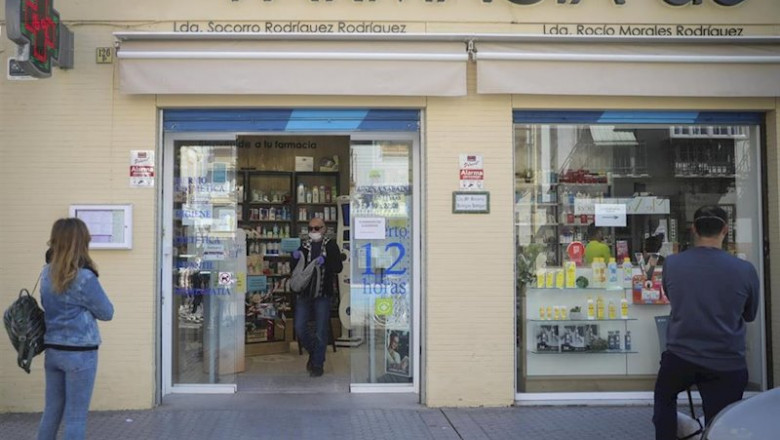 Un hombre compra en una farmacia, abierta por ser esencial, durante la limitación total de movimientos salvo de los trabajadores de actividades esenciales, medida adoptada por el Gobierno como prevención del coronavirus durante el estado de alarma | María José López - Europa Press ep un hombre compra en una farmacia abierta por ser esencial durante la limitacion total de