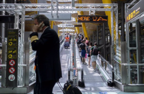 ep un piloto de avion en la terminal t4 del aeropuerto adolfo suarez madrid barajas a 30 de agosto