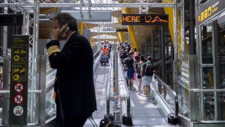ep un piloto de avion en la terminal t4 del aeropuerto adolfo suarez madrid barajas a 30 de agosto