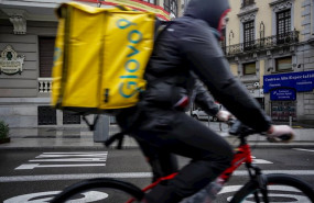 ep un repartidor de glovo trabaja en el centro madrid