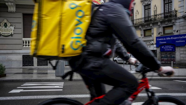 ep un repartidor de glovo trabaja en el centro madrid