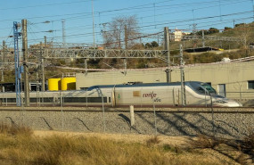 ep un tren de ave de renfe en las vias exteriores de la estacion de atocha en madrid espana a 6 de