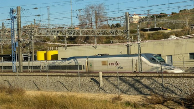 ep un tren de ave de renfe en las vias exteriores de la estacion de atocha en madrid espana a 6 de