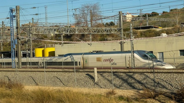 ep un tren de ave de renfe en las vias exteriores de la estacion de atocha en madrid espana a 6 de