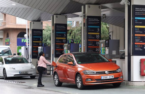 ep una mujer repostando en una gasolinera a 9 de octubre de 2024 en madrid espana los precios del