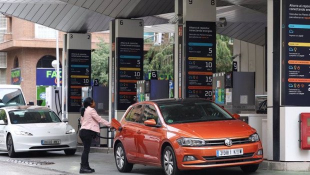 ep una mujer repostando en una gasolinera a 9 de octubre de 2024 en madrid espana los precios del