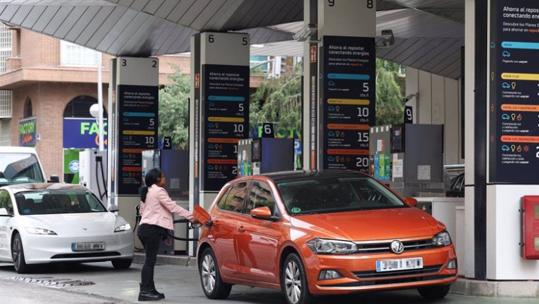 ep una mujer repostando en una gasolinera a 9 de octubre de 2024 en madrid espana los precios del