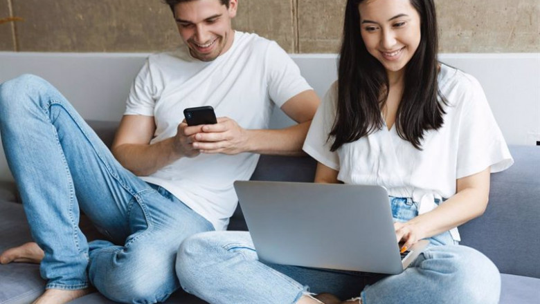 ep una pareja usando un ordenador portatil y un telefono movil ep una pareja usando un ordenador portatil y un telefono movil