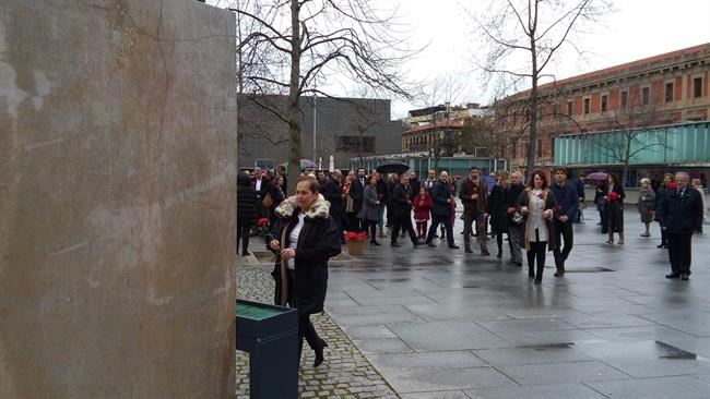 Uxue Barkos realiza una ofrenda floral en el monumento a las víctimas de ETA | EUROPA PRESS ep uxue barkos realizaofrenda floralmonumentolas victimaseta