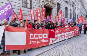 ep varias personas sostienen una pancarta de ccoo en una concentracion para pedir una mejora de las