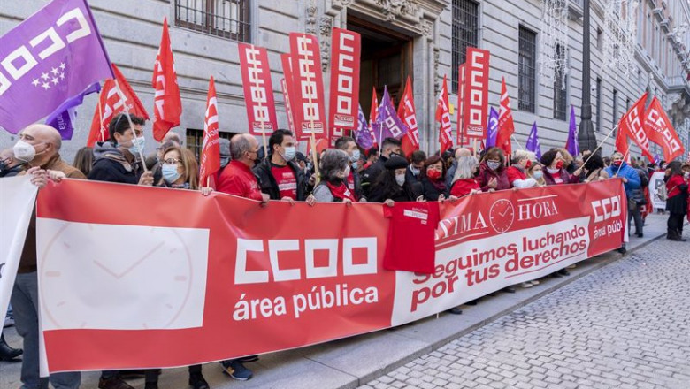 ep varias personas sostienen una pancarta de ccoo en una concentracion para pedir una mejora de las