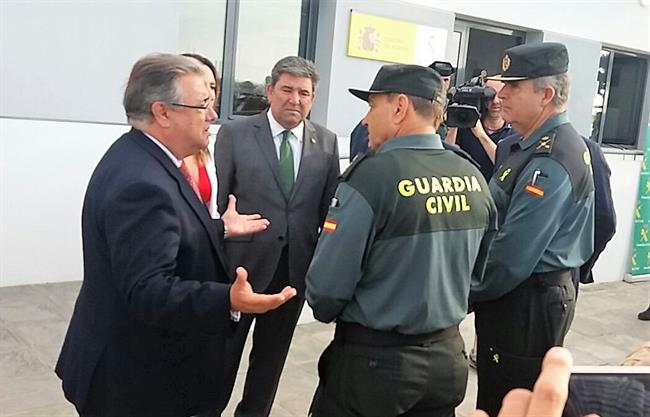 Zoido con guardias civiles en Chipiona | EUROPA PRESS ep zoidoguardias civileschipiona
